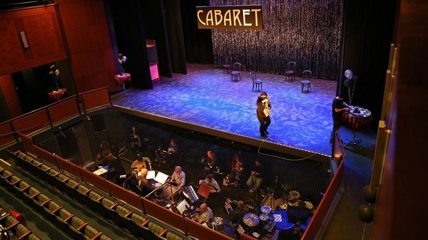 Quelle est l'importance de la musique dans la tradition du cabaret français ?